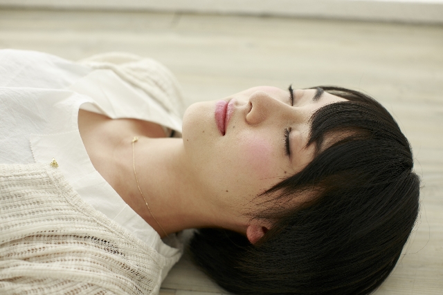 目を閉じるだけで得られる睡眠効果 かいみん 快眠の方法と寝具